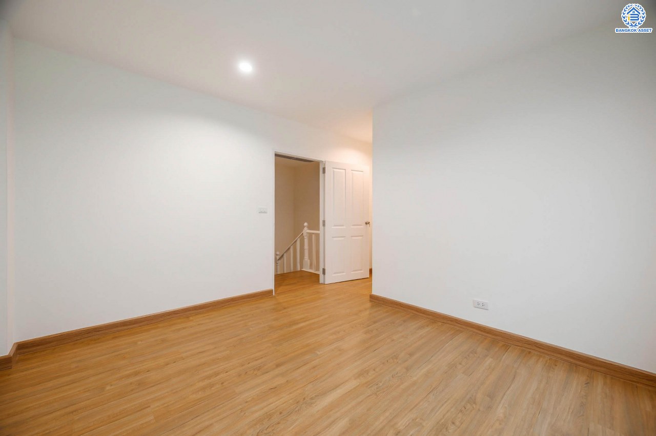 บ้านมือสองตกแต่งใหม่ ทาวน์โฮม 3 ชั้น โครงการ พรีเมี่ยมเพลส รามอินทรา เนื้อที่ 21.2 ตร.ว. ฟังก์ชัน 3 ห้องนอน 4 ห้องน้ำ 2 ที่จอดรถ ทำเลใจกลางเมือง เชื่อมต่อทั้ง ถ.ประเสริฐมนูญกิจ, ถ.ลาดพร้าว, ถ.รามอินทรา ใกล้ทางด่วน "รามอินทรา" และรถไฟฟ้าสายสีชมพู "สถานีมัยลาภ"